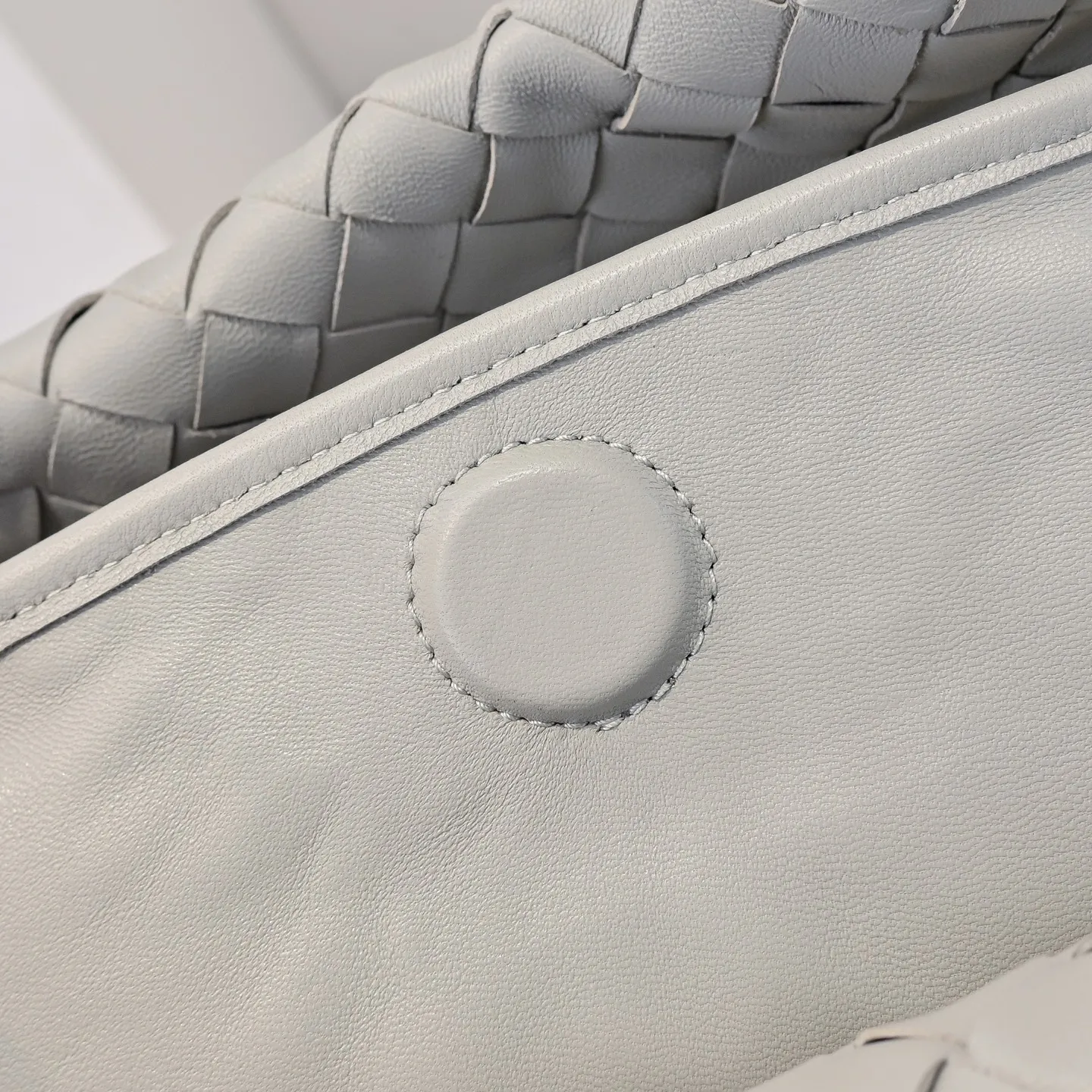 Batch 2160 #Bv Yangjin large size HOP cowhide, the bag body and handles are made of a whole piece of woven leather. The bag body is soft and lazy. Hop symbolizes the praise of innovation and eternal craftsmanship [love]. The pyramid silhouette combines practicality and fashion. Modern and casual, the bag mouth is double-sided closed design, more convenient and safe! Made of soft cowhide and full of texture, this is a must-have for fashionable ladies who like minimalism, comfort and casualness! Model: 3970 Dimensions: 54x24x13